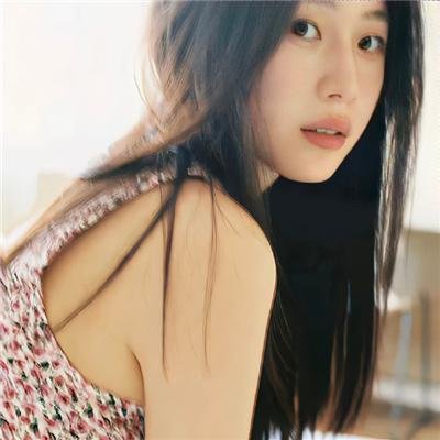 晨曦中的女孩